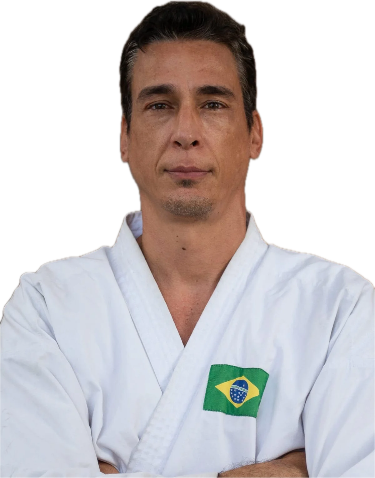 Retrato de Jayme Sandall de braços cruzados, de quimono com a bandeira do Brasil